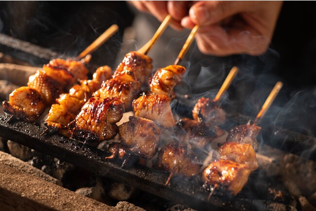 【国産もも串100円！】やきとりの扇屋がグランドメニューを変更。炭火で焼く本物の焼き鳥「国産もも串」を1本100円（税込110円）に価格改定しました！