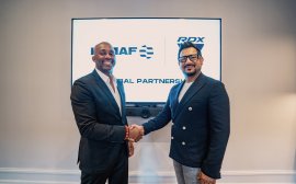 左:IMMAF 会長 Kerrith Brown 右:RDX® SPORTS 最高マーケティング責任者 Ray Qudos 左:IMMAF 会長 Kerrith Brown 右:RDX® SPORTS 最高マーケティング責任者 Ray Qudos