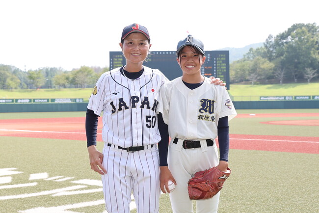 【ラグザス/RAXUS】将来女子プロ野球選手を夢見る女子中学生をカーネクストpresents第9回WBSC女子野球ワールドカップの始球式に招待