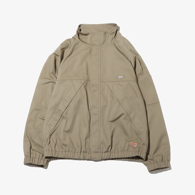 アメリカ発の老舗ブランド「Dickies」と「atmos」がタッグを組み、ワークテイストにスポーティさをミックスしたトラックジャケットとパンツを発売。