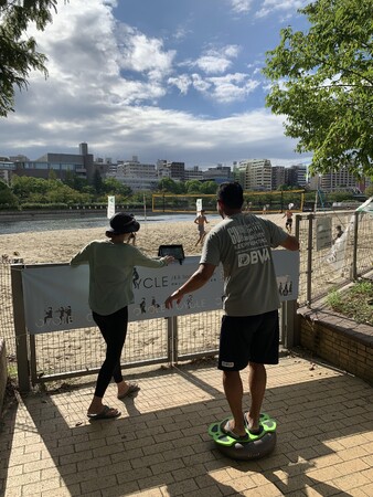 東京2025デフリンピック大会に向けて、デフビーチバレーボール代表候補選手（一般社団法人日本デフビーチバレー協会所属）が新たなバランストレーニングに取り組みました。