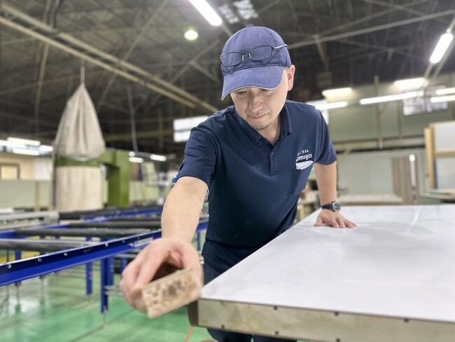 自動生産ラインから独立して、職人が手作りする高級ドア専用エリアを新設