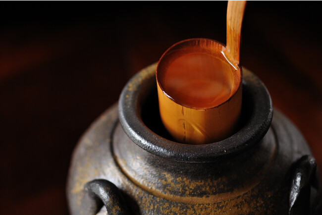 【星のや沖縄】琉球王朝時代から続く、泡盛の本質に触れる「泡盛ディスカバリー」を提供｜期間：2023年11月1日～2024年2月29日