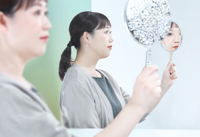 普段から横顔をチェックしている女性はわずか14.4％ 横顔でわかるたるみ未満の“もたつき”は30代から出現～“もたつき“肌におすすめのお手入れ方法をご紹介～