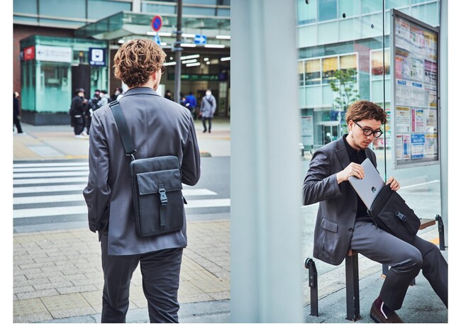 Apple公式パートナー『Incase』より、利き手やスタイルに合わせてカスタマイズできるポケットやショルダーストラップが機能的な極薄ノートPCバッグが登場