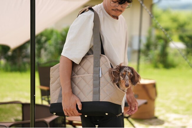 クッション性抜群で心地良さ満点！お洒落なドッグキャリーでワンちゃんとお出かけを楽しもう
