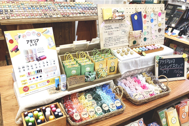 昭和レトロな「アデリアレトロ」と初コラボしたシーリングスタンプやはんこが、東京・渋谷のTokiiRo表参道店が開催する「アデリアレトロ シーリングスタンプフェア」で10/1まで展示販売。