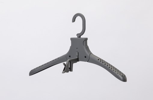 面倒なボタン留めともさようなら カインズオリジナル商品「ワンタッチワイシャツハンガー」発売