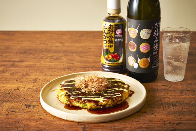 調味料メーカー「ブルドックソース プロモーション課」が協力。業界初（※）、お好み焼き専用焼酎を開発。