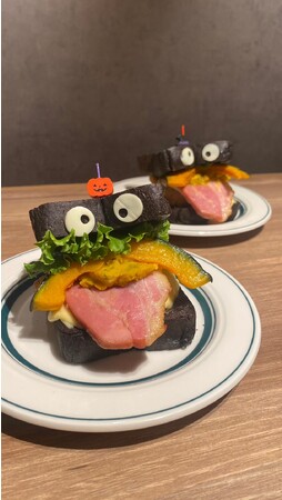 京都発クラフトフライドチキン専門店が、10月限定ハロウィンバージョン「かぼちゃベーコンチーズバーガー」を限定発売！！