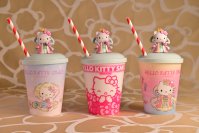 「HELLO KITTY SMILE」5周年記念特別ショー　『Motto Motto Smile』 来場者特典 2日間限定！HELLO KITTY SMILE限定デザインスーベニアボトルをプレゼント！