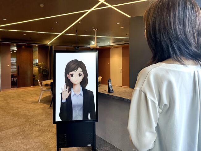 ドア会社の無人展示場にアニメ女性のアバター接客を導入