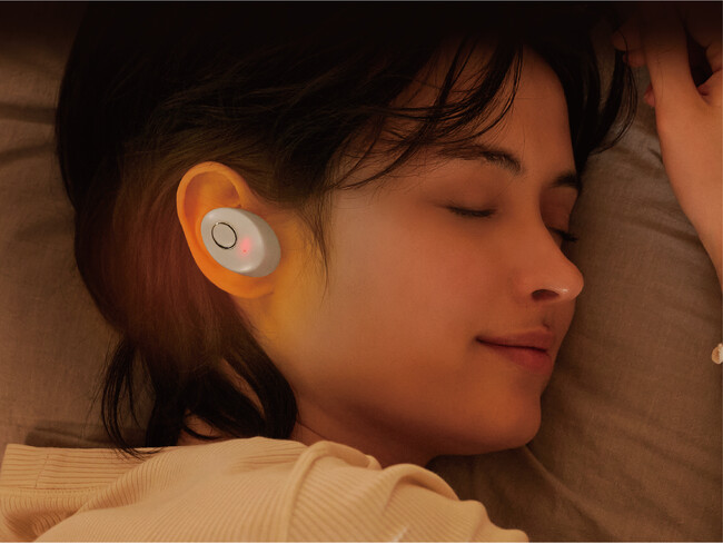 就寝前に耳から温める至福のくつろぎタイム。日本初※充電式イヤホン型ヒーター「ミミトロリン」発売
