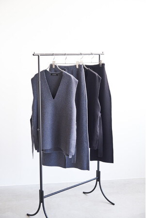 第1弾は即完売！【LOUNIE×Oggiコラボ】第2弾は、通勤にもぴったりな、きれいめに着こなせるベスト＆パンツの”ニットアップ”が登場。