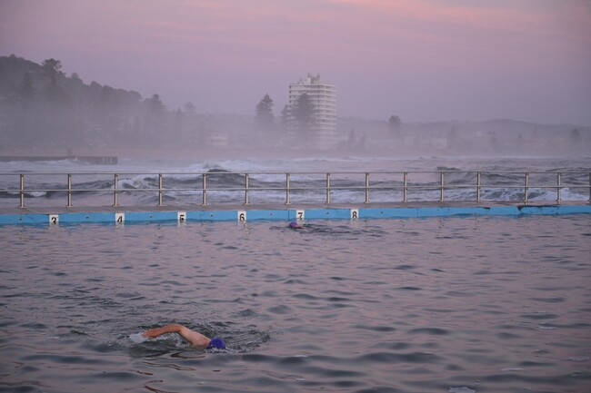THE GALLERYセレクション展 クキモトノリコ写真展「海でプールな人々 ～People at the Pool beside the Beautiful Beach～」を開催