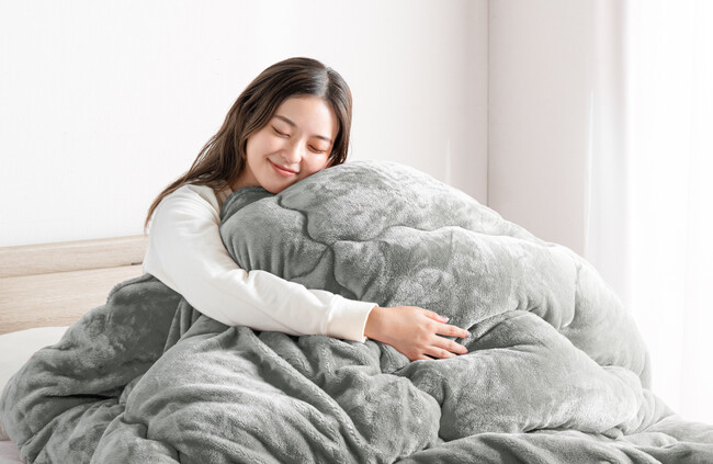 こたつのような心地よさを掛け布団で実現!人気のとろりん生地シリーズに“発熱掛け布団”が新登場!