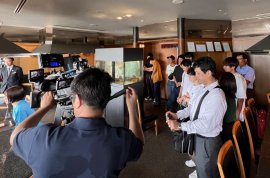 テレビの撮影風景を見学するラボの学生たち=ホテルグランヴィア岡山で テレビの撮影風景を見学するラボの学生たち=ホテルグランヴィア岡山で