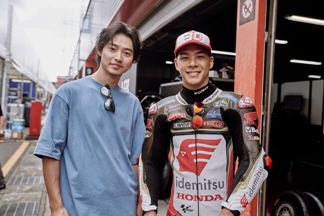 オークリーのライフスタイルアンバサダー山崎賢人氏がMotoGPライダーの中上貴晶選手を訪問し激励