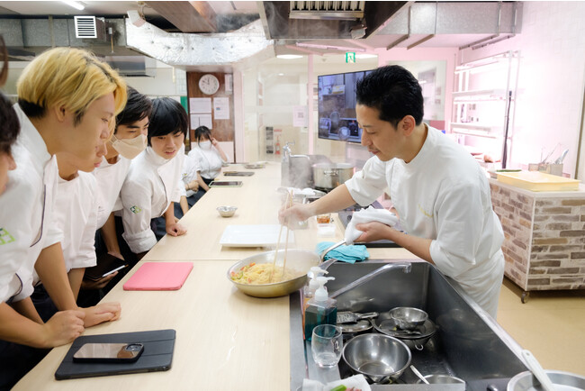 【株式会社ひらまつ】“飲食業界の新しい人材育成のために”「リストランテKubotsu」の料理長・窪津が「福岡キャリナリー農業・食テクノロジー専門学校」で特別出張授業