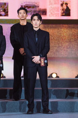 【ルイ・ヴィトン】チュー・イーロンが、映画「Volunteers: Xiongbing Attack」のプレミアにルイ・ヴィトンを着用して出席