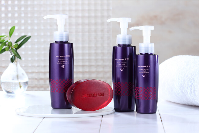 2010年にブームとなった「紫根」。独自の抽出技術を持つ日本オリーブ（株）がシンプルステップの基礎化粧品シリーズをリニューアル新発売