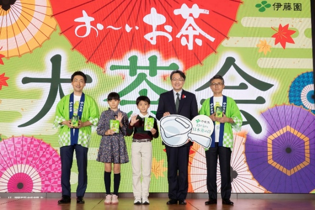 「日本茶の日 お～いお茶大茶会」を開催初めて2人だけでイベント参加・市川ぼたんさん、新之助さん「お茶いれ対決」で伊藤園最強ティーテイスターに勝利！