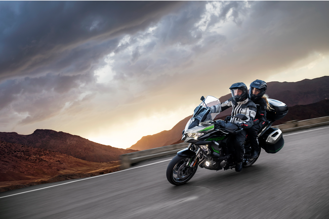 カワサキからアドベンチャースタイルのビッグマシン「VERSYS 1000 SE」NEWカラー&グラフィックを発売！