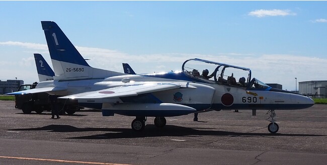 ユーグレナ社、航空自衛隊ブルーインパルスに国産SAF「サステオ」を初給油