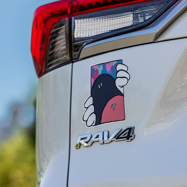 TOYOTA RAV4「好きにまみれろ！」なオリジナルステッカー、ビームスとフロウプラトウが手掛ける“BE AT TOKYO” プロデュースデザインで登場！＜B印MARKET＞で期間限定販売！