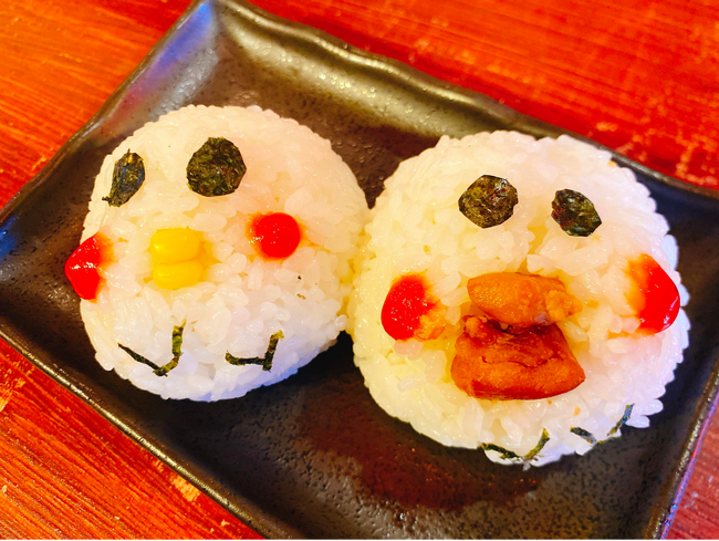 かわいいひよこのおにぎり『ぴよにぎり』が期間限定で登場【映画「お金が足りない。」× 片山鳥肉店（東京都中野区）のコラボメニューに注目！】