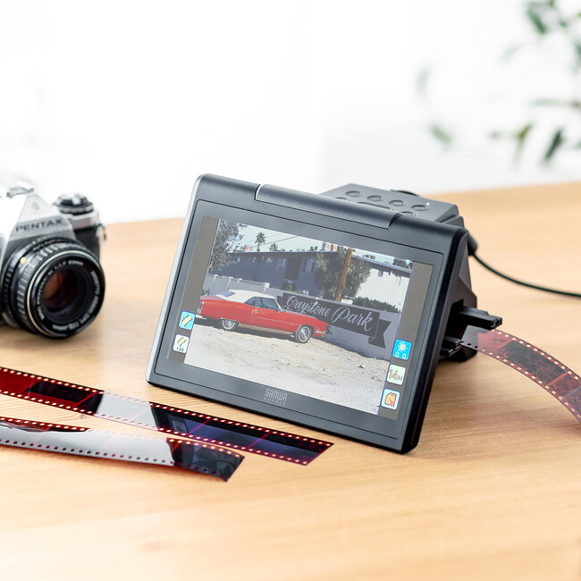 昔のフィルムをデジタル化!大型ディスプレイ付きのフィルムスキャナーを発売