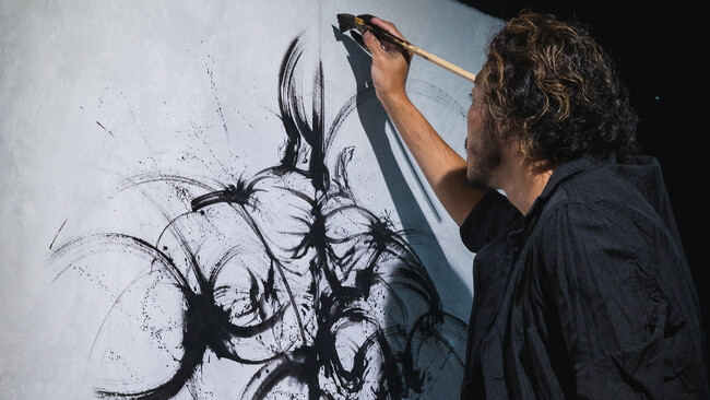 人気墨絵アーティスト・西元祐貴が「かごしま国体」の国体総合開会式にて墨絵パフォーマンスを実施
