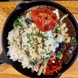 スキレットで提供される「牛すじカレー」