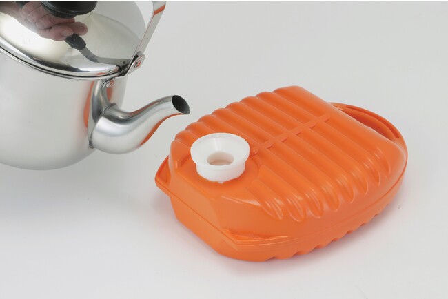 自然な温もりで冬の寒さをサポート！コメリオリジナルの形状とじょうごがついて快適な使用が可能になった「お湯が注ぎやすい湯たんぽ」が新登場！