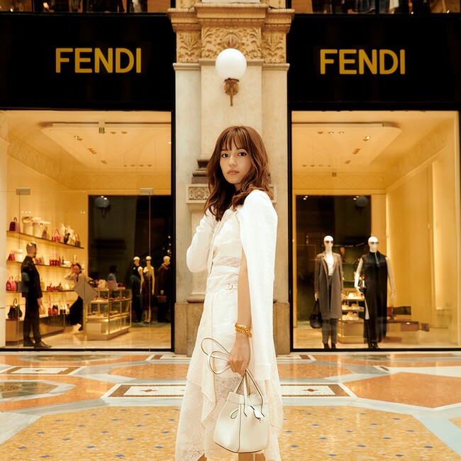 川口春奈がフェンディ 2024年春夏 ウィメンズコレクションのショーに参加、ミラノでの1日に密着