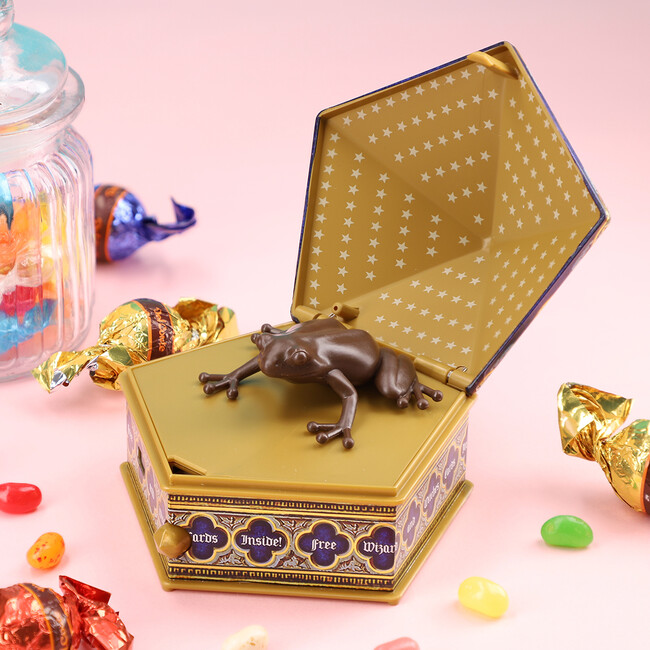 「ハリー・ポッター　マホウドコロ」にて、まるで本物の「蛙チョコレート」のようなオルゴールが発売！「音声認識 魔法の杖 ハリー・ポッターver．」と連動した音声遊びが楽しめる！