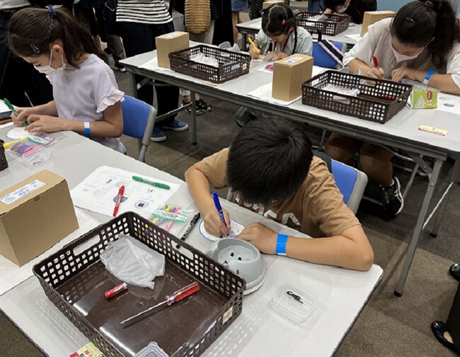 浦和レッズ「サステナブルDAY」においてリズムめざまし時計組立て教室を開催