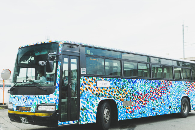 異彩作家が彩る「ヘラルボニーバス」盛岡で運行開始