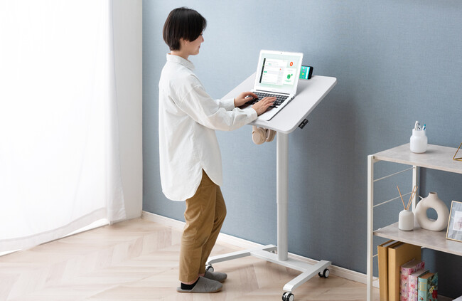 従来の昇降デスクがアップデートして登場!?新たに角度調整機能をプラスした“昇降デスク”を発売開始