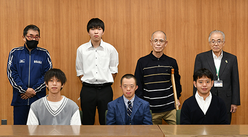高槻市民7人が特別全国障害者スポーツ大会出場を副市長に報告