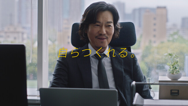 kintone新テレビCMに俳優の豊川悦司さんを起用「自らつくれる」喜びを噛みしめる文系の部長役をチャーミングに熱演