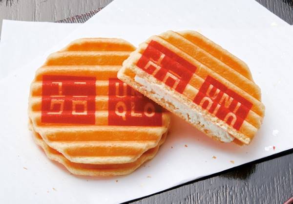 京菓子處鼓月とユニクロ京都ヨドバシ店がオープンを記念してコラボレーション「ユニクロのロゴ入りプレミアム千寿せんべい」 を10月13日から3日間限定で先着プレゼント！