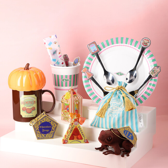 「魔法ワールド」のオフィシャル商品が揃う「ハリー・ポッター マホウドコロ」にて”ハニーデュークス”に並ぶ魔法界のお菓子をモチーフにした食器やキーホルダーなどの雑貨が発売中