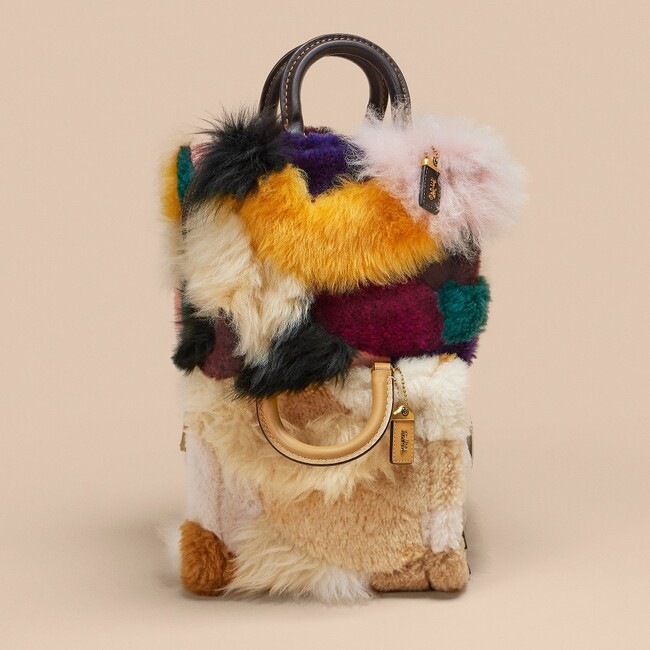 コーチ、ふわもこな手触りが魅力の新作 ”Shearling (シアリング)” コレクション発売