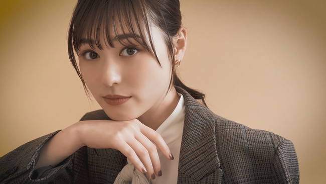 福原遥、秋色ジャケットで大人な表情。仕事の合間の“ひと時の幸せ”を表現 Web動画公開！台本にお絵描き、ギターの練習…秘密の休憩タイムを覗き見？カメラに向けた無邪気な笑顔に胸キュン！