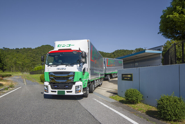 積水樹脂、ダブル連結トラックを利用した製品の輸送を開始 ドライバーの働き方改革やCO2排出量削減に貢献