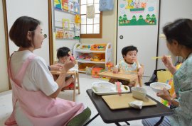 保育ママ宅での給食風景 保育ママ宅での給食風景