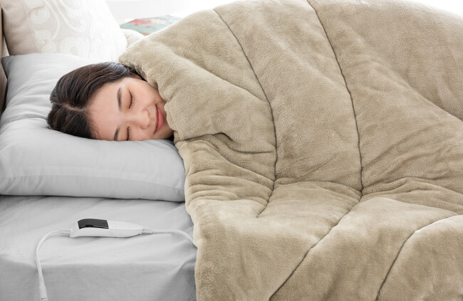 「ここから出たくない...」もはやこたつの暖かさ!電熱線不要の、革新的な電気掛け布団が誕生!