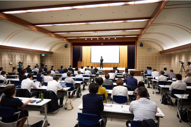 福井県の地域の観光を軸に持続可能な経済活性化を目指し、「第１回北陸福井サステイナビリティサミット」を開催！ 100名近くの福井県内の行政、観光事業関係者、伝統産業事業者が参加