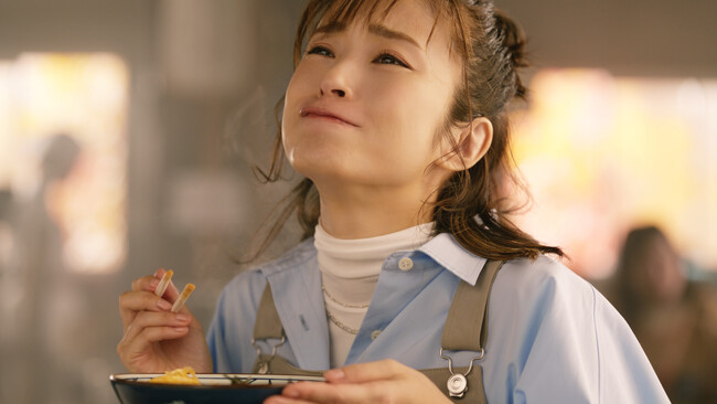 上戸 彩さんが打ち立ての「うどんに合うっ！」と大満足 茹でたてのうどんと旨みあふれる具材、玉子の想像を超える相性の良さ 『焼きたて牛すき釜玉うどん』『うま辛まぜ釜玉うどん』新TVCM